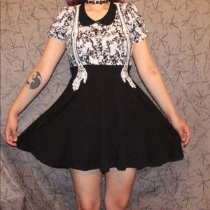 Skirt with bones suspenders
